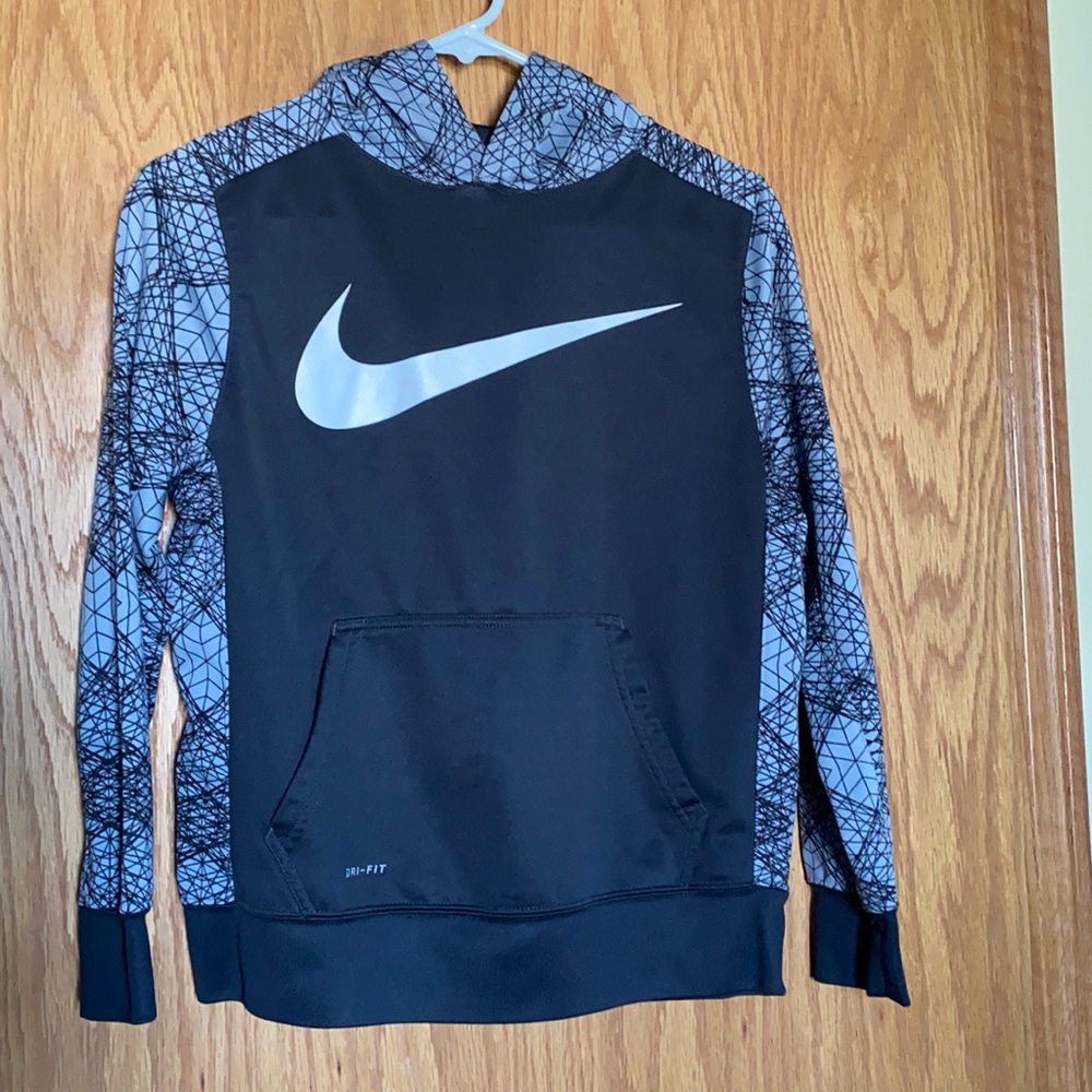 Boys Large Nike dry fit hoodie. In very good shape!